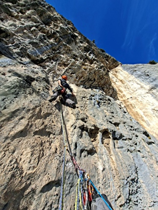 Monte Cimo, Sass de Mesdì, Val Adige, Brentino, Beniamino Giori, Cristina Oldrati, Matteo Rivadossi - Sul bel muro a canne e concrezioni del quinto tiro di 'Te lo do io il Brentino!', Monte Cimo, Sass de Mesdì, Val Adige, Brentino (Beniamino Giori, Cristina Oldrati, Matteo Rivadossi, 8-13-19/11/2025) Monte Cimo, Sass de Mesdì, Val Adige, Brentino, Beniamino Giori, Cristina Oldrati, Matteo Rivadossi - Sul bel muro a canne e concrezioni del quinto tiro di 'Te lo do io il Brentino!', Monte Cimo, Sass de Mesdì, Val Adige, Brentino (Beniamino Giori, Cristina Oldrati, Matteo Rivadossi, 8-13-19/11/2025)