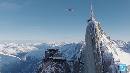 Aiguille du Midi footbridge replaced after 70 years