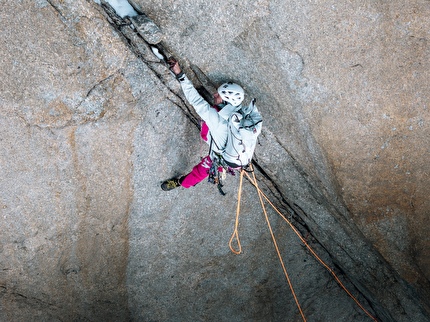 Charles Dubouloz Divine Providence Monte Bianco - Charles Dubouloz durante il terzo giorno della solitaria invernale di 'Divine Providence' su Grand Pilier d'Angle, Monte Bianco (9-14/12/2025) Charles Dubouloz Divine Providence Monte Bianco - Charles Dubouloz durante il terzo giorno della solitaria invernale di 'Divine Providence' su Grand Pilier d'Angle, Monte Bianco (9-14/12/2025)