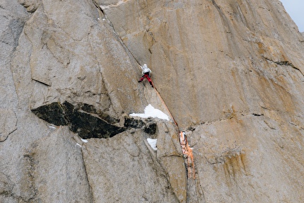 Charles Dubouloz Divine Providence Monte Bianco - Charles Dubouloz durante il terzo giorno della solitaria invernale di 'Divine Providence' su Grand Pilier d'Angle, Monte Bianco (9-14/12/2025) Charles Dubouloz Divine Providence Monte Bianco - Charles Dubouloz durante il terzo giorno della solitaria invernale di 'Divine Providence' su Grand Pilier d'Angle, Monte Bianco (9-14/12/2025)
