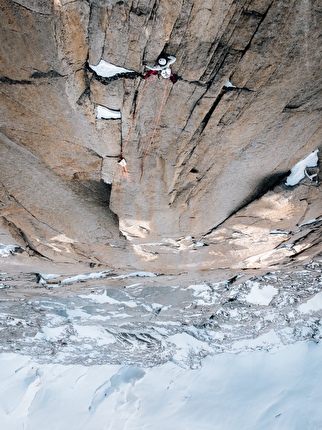 Charles Dubouloz Divine Providence Monte Bianco - Charles Dubouloz durante il quarto giorno della solitaria invernale di 'Divine Providence' su Grand Pilier d'Angle, Monte Bianco (9-14/12/2025) Charles Dubouloz Divine Providence Monte Bianco - Charles Dubouloz durante il quarto giorno della solitaria invernale di 'Divine Providence' su Grand Pilier d'Angle, Monte Bianco (9-14/12/2025)