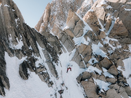 Charles Dubouloz Divine Providence Monte Bianco - Charles Dubouloz durante il quinto giorno della solitaria invernale di 'Divine Providence' su Grand Pilier d'Angle, Monte Bianco (9-14/12/2025) Charles Dubouloz Divine Providence Monte Bianco - Charles Dubouloz durante il quinto giorno della solitaria invernale di 'Divine Providence' su Grand Pilier d'Angle, Monte Bianco (9-14/12/2025)