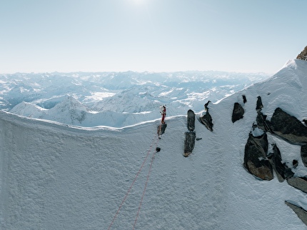 Charles Dubouloz Divine Providence Monte Bianco - Charles Dubouloz durante il quinto giorno della solitaria invernale di 'Divine Providence' su Grand Pilier d'Angle, Monte Bianco (9-14/12/2025) Charles Dubouloz Divine Providence Monte Bianco - Charles Dubouloz durante il quinto giorno della solitaria invernale di 'Divine Providence' su Grand Pilier d'Angle, Monte Bianco (9-14/12/2025)
