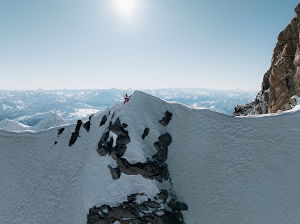 Charles Dubouloz Divine Providence Monte Bianco - Charles Dubouloz durante il quinto giorno della solitaria invernale di 'Divine Providence' su Grand Pilier d'Angle, Monte Bianco (9-14/12/2025) Charles Dubouloz Divine Providence Monte Bianco - Charles Dubouloz durante il quinto giorno della solitaria invernale di 'Divine Providence' su Grand Pilier d'Angle, Monte Bianco (9-14/12/2025)