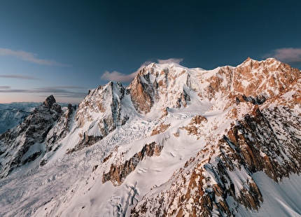 Charles Dubouloz Divine Providence Monte Bianco - Charles Dubouloz durante il quinto giorno della solitaria invernale di 'Divine Providence' su Grand Pilier d'Angle, Monte Bianco (9-14/12/2025) Charles Dubouloz Divine Providence Monte Bianco - Charles Dubouloz durante il quinto giorno della solitaria invernale di 'Divine Providence' su Grand Pilier d'Angle, Monte Bianco (9-14/12/2025)
