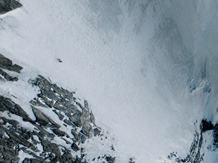 Charles Dubouloz Divine Providence Monte Bianco - Charles Dubouloz durante il quinto giorno della solitaria invernale di 'Divine Providence' su Grand Pilier d'Angle, Monte Bianco (9-14/12/2025) Charles Dubouloz Divine Providence Monte Bianco - Charles Dubouloz durante il quinto giorno della solitaria invernale di 'Divine Providence' su Grand Pilier d'Angle, Monte Bianco (9-14/12/2025)