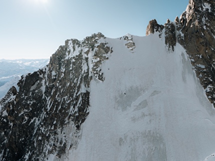 Charles Dubouloz Divine Providence Monte Bianco - Charles Dubouloz durante il quinto giorno della solitaria invernale di 'Divine Providence' su Grand Pilier d'Angle, Monte Bianco (9-14/12/2025) Charles Dubouloz Divine Providence Monte Bianco - Charles Dubouloz durante il quinto giorno della solitaria invernale di 'Divine Providence' su Grand Pilier d'Angle, Monte Bianco (9-14/12/2025)