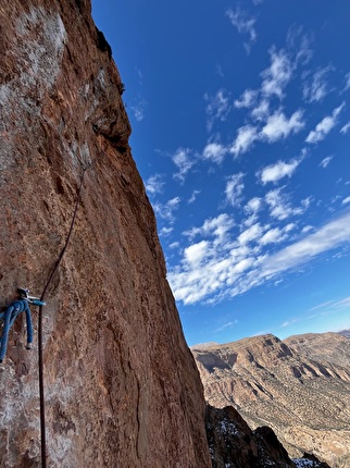 Jebel Oujdad, Taghia, Marocco, Lukas Buchberger, Florian Frank - L'apertura di 'Hawaii Girls' (7c+, 180m) sulla parete NE di Jebel Oujdad a Taghia, Marocco (Lukas Buchberger, Florian Frank 12/2025)
