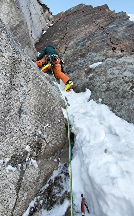 Cima Busazza Presanella, Natural Logic, Emanuele Andreozzi, Stefano Falezza - L'apertura di 'Natural Logic' alla Cima Busazza in Presanella (Emanuele Andreozzi, Stefano Falezza 14/12/2025)