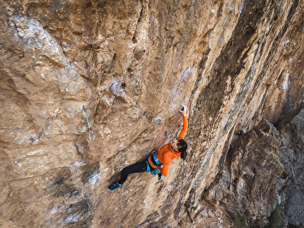 Ievgeniia Kazbekova - Jenya Kazbekova chiude 'Necessary Evil' (8c+) a Virgin River Gorge, USA, dicembre 2025