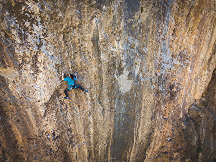 Ievgeniia Kazbekova - Jenya Kazbekova chiude 'Necessary Evil' (8c+) a Virgin River Gorge, USA, dicembre 2025