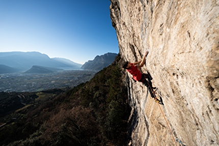 'La conquista dell’inutile, a tutta.’ Stefano Salvaterra chiude Omen Nomen (9a) ad Arco