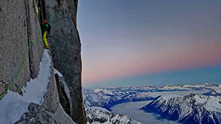 Allain - Leininger Petit Dru, Filip Babicz, Olivier Gajewski - Via 'Allain - Leininger' sulla nord del Petit Dru: Filip Babicz sotto la Fessura Lambert Allain - Leininger Petit Dru, Filip Babicz, Olivier Gajewski - Via 'Allain - Leininger' sulla nord del Petit Dru: Filip Babicz sotto la Fessura Lambert