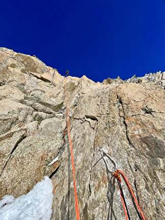 Rognon Vaudano, Monte Bianco, Niccolò Bruni, Federica Furia - L'apertura di 'Facile Facile 2.0' al Rognon Vaudano, Monte Bianco (Niccolò Bruni, Federica Furia, 14/12/2025) Rognon Vaudano, Monte Bianco, Niccolò Bruni, Federica Furia - L'apertura di 'Facile Facile 2.0' al Rognon Vaudano, Monte Bianco (Niccolò Bruni, Federica Furia, 14/12/2025)