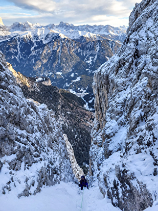 Mantel Ice, Cima Mantello, Catinaccio, Dolomiti, Giordano Faletti, Martin Giovanazzi, Davide Miori - Sul quinto tiro di 'Mantel Ice' alla Cima Mantello, Catinaccio, Dolomiti (Giordano Faletti, Martin Giovanazzi, Davide Miori 09/01/2026)