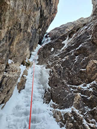 Mantel Ice, Cima Mantello, Catinaccio, Dolomiti, Giordano Faletti, Martin Giovanazzi, Davide Miori - Sul quarto tiro di 'Mantel Ice' alla Cima Mantello, Catinaccio, Dolomiti (Giordano Faletti, Martin Giovanazzi, Davide Miori 09/01/2026)