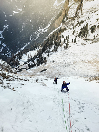 Mantel Ice, Cima Mantello, Catinaccio, Dolomiti, Giordano Faletti, Martin Giovanazzi, Davide Miori - Sul secondo tiro di 'Mantel Ice' alla Cima Mantello, Catinaccio, Dolomiti (Giordano Faletti, Martin Giovanazzi, Davide Miori 09/01/2026)