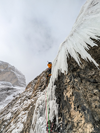 Mantel Ice, Cima Mantello, Catinaccio, Dolomiti, Giordano Faletti, Martin Giovanazzi, Davide Miori - Sul secondo tiro di 'Mantel Ice' alla Cima Mantello, Catinaccio, Dolomiti (Giordano Faletti, Martin Giovanazzi, Davide Miori 09/01/2026)
