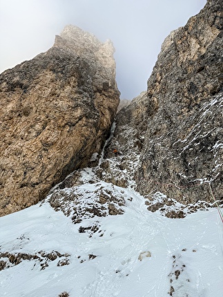 Mantel Ice, Cima Mantello, Catinaccio, Dolomiti, Giordano Faletti, Martin Giovanazzi, Davide Miori - Sul terzo tiro di 'Mantel Ice' alla Cima Mantello, Catinaccio, Dolomiti (Giordano Faletti, Martin Giovanazzi, Davide Miori 09/01/2026)