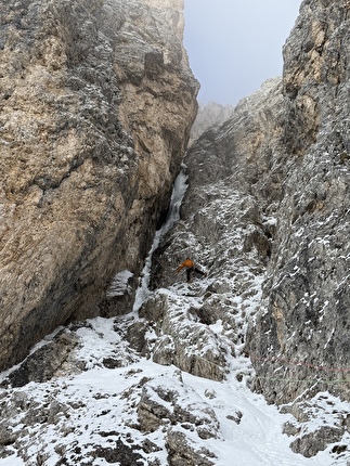 Mantel Ice, Cima Mantello, Catinaccio, Dolomiti, Giordano Faletti, Martin Giovanazzi, Davide Miori - Sul terzo tiro di 'Mantel Ice' alla Cima Mantello, Catinaccio, Dolomiti (Giordano Faletti, Martin Giovanazzi, Davide Miori 09/01/2026)