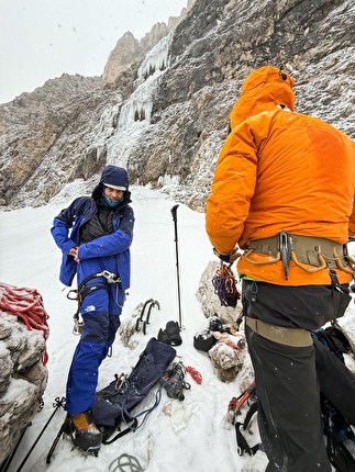 Mantel Ice, Cima Mantello, Catinaccio, Dolomiti, Giordano Faletti, Martin Giovanazzi, Davide Miori - Preparativi per l'apertura di 'Mantel Ice' alla Cima Mantello, Catinaccio, Dolomiti (Giordano Faletti, Martin Giovanazzi, Davide Miori 09/01/2026)
