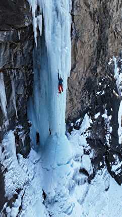 Thriller '92, Valle del Lys, Alessandro Jaccod, Ezio Marlier, Umberto Bado - Ripetendo la cascata di ghiaccio 'Thriller '92' in Valle del Lys (Alessandro Jaccod, Ezio Marlier, 1991)