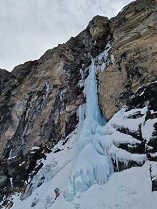 Thriller '92, Valle del Lys, Alessandro Jaccod, Ezio Marlier, Umberto Bado - Ripetendo la cascata di ghiaccio 'Thriller '92' in Valle del Lys (Alessandro Jaccod, Ezio Marlier, 1991)