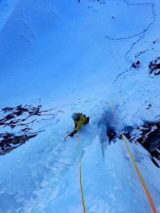 Thriller '92, Valle del Lys, Alessandro Jaccod, Ezio Marlier, Umberto Bado - Ripetendo la cascata di ghiaccio 'Thriller '92' in Valle del Lys (Alessandro Jaccod, Ezio Marlier, 1991)