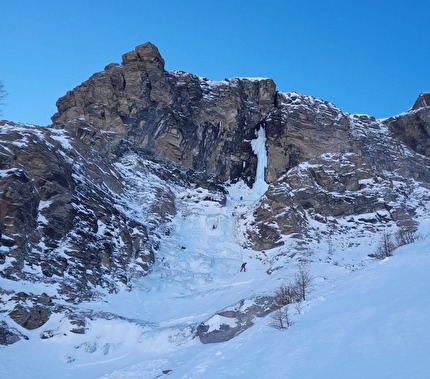 Thriller '92, Valle del Lys, Alessandro Jaccod, Ezio Marlier, Umberto Bado - Ripetendo la cascata di ghiaccio 'Thriller '92' in Valle del Lys (Alessandro Jaccod, Ezio Marlier, 1991)