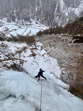 Valsavarenche, Niccolò Bruni, Giovanni Ravizza - Uscita del secondo tiro durante l'apertura di 'Le Fantôme du Bricolage', Valsavarenche (Niccolò Bruni, Giovanni Ravizza, 08/01/2026)