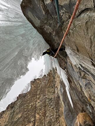 Valsavarenche, Niccolò Bruni, Giovanni Ravizza - Giovanni Ravizza apre la variante dry 'Le Fantôme du Bricolage' alla storica cascata 'Il fantasma di ghiaccio' in Valsavarenche (Niccolò Bruni, Giovanni Ravizza, 08/01/2026)