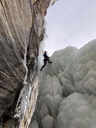 Valsavarenche, Niccolò Bruni, Giovanni Ravizza - Giovanni Ravizza sul primo tiro di 'Il fantasma di ghiaccio' in Valsavarenche, prima di aprire la variante dry 'Le Fantôme du Bricolage' (Niccolò Bruni, Giovanni Ravizza, 08/01/2026)