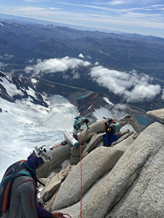Fitz Roy Patagonia BASE jump, Boris Egorov, Konstantin Jäämurd, Vladimir Murzaev - Salendo 'Royal Flush' prima del primo BASE jump da Fitz Roy (Cerro Chaltén) in Patagonia (Boris Egorov, Konstantin Jäämurd, Vladimir Murzaev 07/01/2026)