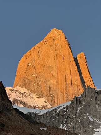Fitz Roy Patagonia BASE jump, Boris Egorov, Konstantin Jäämurd, Vladimir Murzaev - Salendo 'Royal Flush' prima del primo BASE jump da Fitz Roy (Cerro Chaltén) in Patagonia (Boris Egorov, Konstantin Jäämurd, Vladimir Murzaev 07/01/2026)
