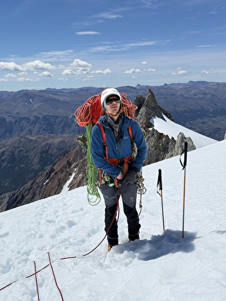 Fitz Roy Patagonia BASE jump, Boris Egorov, Konstantin Jäämurd, Vladimir Murzaev - Salendo 'Royal Flush' prima del primo BASE jump da Fitz Roy (Cerro Chaltén) in Patagonia (Boris Egorov, Konstantin Jäämurd, Vladimir Murzaev 07/01/2026)