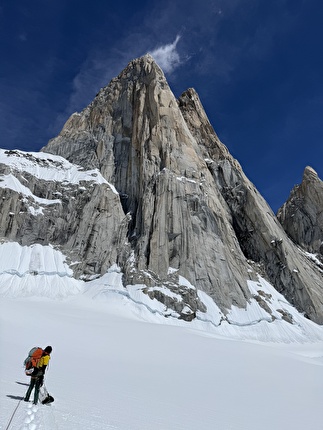 Fitz Roy Patagonia BASE jump, Boris Egorov, Konstantin Jäämurd, Vladimir Murzaev - Salendo 'Royal Flush' prima del primo BASE jump da Fitz Roy (Cerro Chaltén) in Patagonia (Boris Egorov, Konstantin Jäämurd, Vladimir Murzaev 07/01/2026)