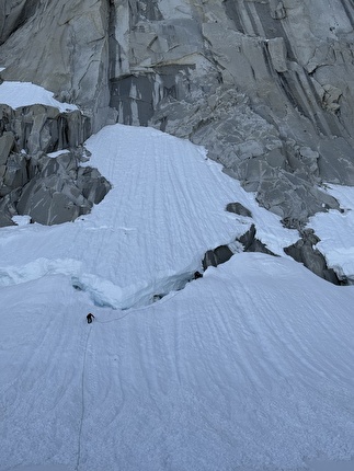 Fitz Roy Patagonia BASE jump, Boris Egorov, Konstantin Jäämurd, Vladimir Murzaev - Salendo 'Royal Flush' prima del primo BASE jump da Fitz Roy (Cerro Chaltén) in Patagonia (Boris Egorov, Konstantin Jäämurd, Vladimir Murzaev 07/01/2026)