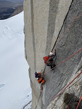 Fitz Roy Patagonia BASE jump, Boris Egorov, Konstantin Jäämurd, Vladimir Murzaev - Salendo 'Royal Flush' prima del primo BASE jump da Fitz Roy (Cerro Chaltén) in Patagonia (Boris Egorov, Konstantin Jäämurd, Vladimir Murzaev 07/01/2026)
