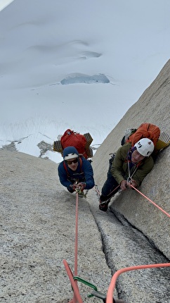 Fitz Roy Patagonia BASE jump, Boris Egorov, Konstantin Jäämurd, Vladimir Murzaev - Salendo 'Royal Flush' prima del primo BASE jump da Fitz Roy (Cerro Chaltén) in Patagonia (Boris Egorov, Konstantin Jäämurd, Vladimir Murzaev 07/01/2026)