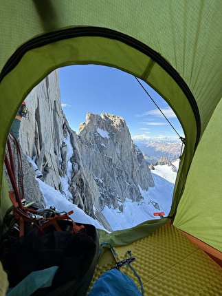 Fitz Roy Patagonia BASE jump, Boris Egorov, Konstantin Jäämurd, Vladimir Murzaev - Salendo 'Royal Flush' prima del primo BASE jump da Fitz Roy (Cerro Chaltén) in Patagonia (Boris Egorov, Konstantin Jäämurd, Vladimir Murzaev 07/01/2026)
