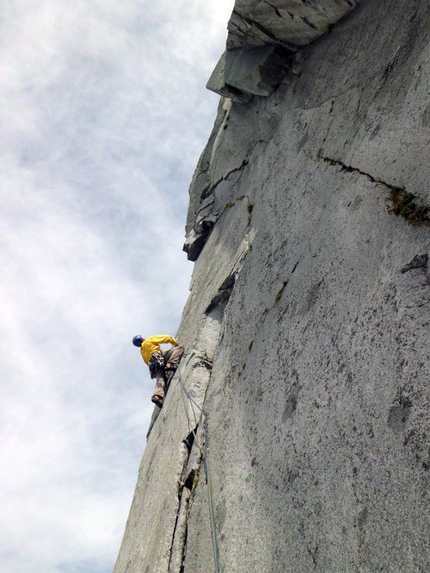 Granito dell'Adamello - Val di Fumo - Fessure Remote (280m, VII obl. e 20m di A1 continuo) parete Ovest della Cima di Danerba 2.910m (Catena del Breguzzo, Gruppo Adamello)