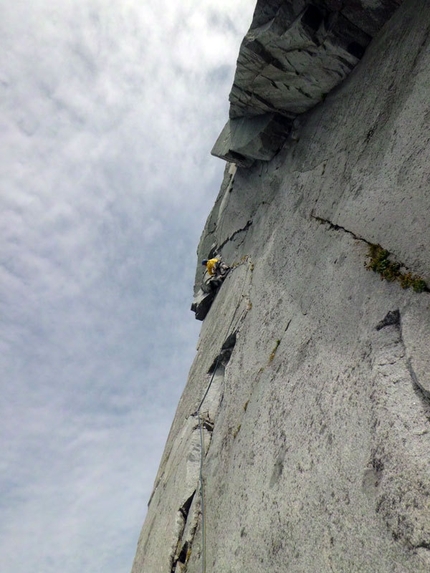 Granito dell'Adamello - Val di Fumo - Fessure Remote (280m, VII obl. e 20m di A1 continuo) parete Ovest della Cima di Danerba 2.910m (Catena del Breguzzo, Gruppo Adamello)