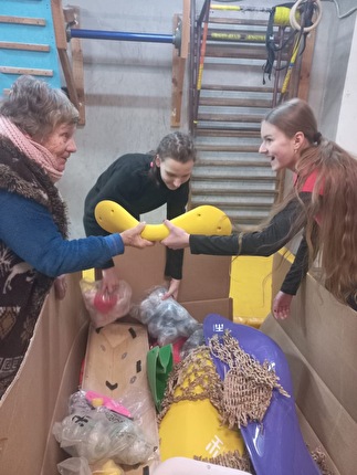 Ucraina - Liliya Samsonova e le giovani climber aprendo il pacco con donazione di prese