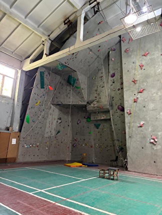 Ucraina - La parete Lead e Speed nella palestra d'arrampicata Vertical a Kharkiv in Ucraina