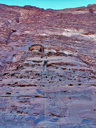 Nuova via al Jebel Kazhali a Wadi Rum in Giordania di Mankovich, López e Vernich