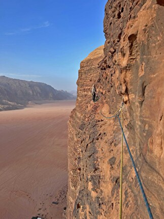 Wadi Rum, Giordania, Nate Mankovich, Manuel López, Alvaro Vernich - The first ascent of 'Yantibih Lak' on the west face of Jebel Kazhali in Wadi Rum, Jordan (Nate Mankovich, Manuel López, Alvaro Vernich 31/01, 01/02/2026)
