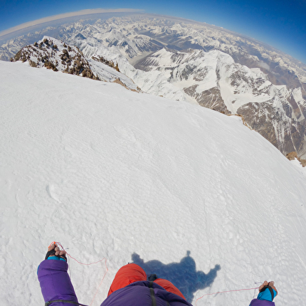 Benjamin Védrines K2 - Benjamin Védrines flying off the summit of K2 on 28/07/2024 after having climbed the second highest mountain in the world in 11 hours
