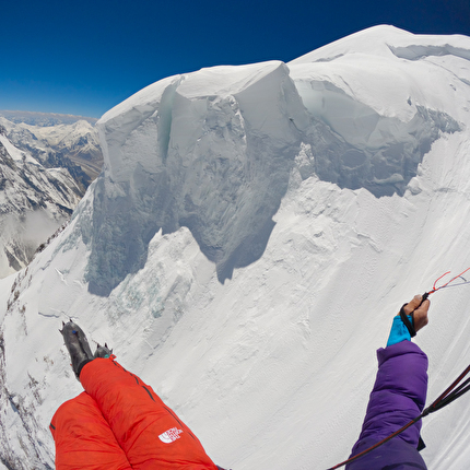 Benjamin Védrines K2 - Benjamin Védrines flying over the Bottleneck of K2 on 28/07/2024 after having climbed the second highest mountain in the world in 11 hours