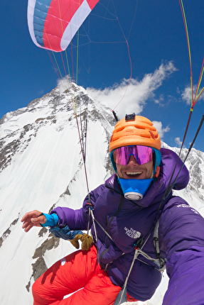 Benjamin Védrines K2 - Benjamin Védrines flying off the summit of K2 on 28/07/2024 after having climbed the second highest mountain in the world in 11 hours