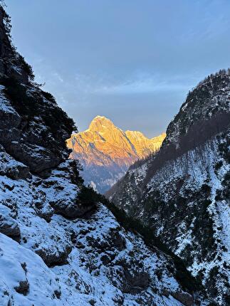 Val Coritenza, Alpi Giulie, Slovenia, Tine Cuder, Filip Princi, Miloš Milanović - L'apertura di 'Bratstvo in cepini' in Val Coritenza, Alpi Giulie, Slovenia (Tine Cuder, Filip Princi, Miloš Milanović 13/01/2026)